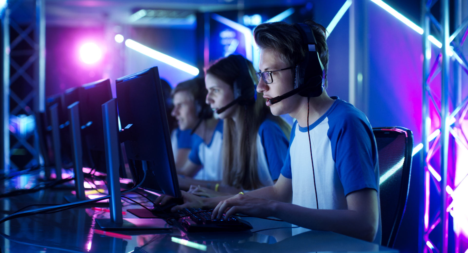 eSports on urheilua eSports on tullut vauhdilla urheilumaailmaan ja pitkään sitä ei pidetty urheiluna ollenkaan. Pitkä kädenvääntö on loppunut vasta pari vuotta sitten, kun Suomen Olympiakomitea on hyväksynyt Suomen Elektronisen Urheilun Liiton, eli SEUL:n jäsenekseen. Jatkossa saatamme siis nähdä eSportsia myös olympialaisissa. Mitä on eSports? eSports on elektronista urheilua, eli ihan selkokielellä sanottuna videopelien pelaamista. On hyvin ymmärrettävää, että tätä ei heti osata mieltää urheiluksi, koska mielikuva on sohvalla istuvista nuorista, jotka pelaavat pelikonsolilla tuntikausia. Mielikuva ei toisaalta ole ollenkaan väärä, mutta se on kaukana ammattipelaajien toiminnasta. Millä perusteella eSport on urheilua? Suosittujen videopelien ympärille on kehittynyt oma pelaamisen kulttuuri, jossa järjestetään turnauksia ja pelataan tosissaan maailmanmestaruudestakin. Turnaukset voivat kestää päiväkausia ja ne vaativat pelaajalta jatkuvaa keskittymistä, hyvää fyysistä kuntoa ja paineensietokykyä. Kaikkia niitä, joita tarvitaan missä tahansa urheilulajissa. Osa peleistä on myös varsin fyysisiä, jolloin hyvä fyysinen kunto ratkaisee pelin voittajan. Tällaisissa peleissä peliä ohjataan pelaajan vartalon liikkeillä ja esimerkiksi tanssipeleissä tietokone antaa pelaajalle ohjeita tanssikuvioista ja askelista. Suomen ensimmäinen eSport-Liiga perustettiin kesällä 2020 Suomeen on perustettu myös oma eSports-Liiga, josta voi seurata oman suosikkipelaajan tai joukkueen edistymistä. Monet yritykset ovat myös huomanneet eSportsin suuren suosion ja ovat aloittaneet pelaajien kanssa yhteistyön. Ammattipelaajalla on iso tiimi takana Ammattipelaaja pelaa työkseen. Hänellä on iso tiimi takana, kuten kaikilla ammattiurheilijoilla. Valmentaja auttaa heitä treenaamaan niin peliä kuin fyysistä kuntoakin ja hierojan tehtävä on pitää lihakset vetreinä. Kireä selkä tai niskakipu voivat pilata koko pelin, joten lihashuolto on tärkeää. Lisäksi tiimiin kuuluu usein myös manageri, joka hankkii yhteistyösopimuksia ja psykologi, joka auttaa pelaajaa valmistautumaan peleihin ja turnauksiin henkisesti. Tukijoukoista voi myös löytyä ravitsemusterapeuttia, joka katsoo, että pelaaja saa optimaalisesti ravintoa, jolla jaksaa pitkät peliturnaukset viedä läpi. Turnauksissa ei ole aikaa ottaa ruokalepoa. Pelaajat treenaavat pelaamalla Pelaajan treenaaminen on pelaamista. Myös fyysisen kunnon harjoittelu vaatii oman aikansa kuin myös lepo. Pelaajan on myös seurattava tarkasti miten vastustajat toimivat. Se onnistuu heiltä helposti seuraamalla käynnissä olevia pelejä joko livesuoratoistona tai nettikasinon kautta, jossa tarjolla on eSports-pelitkin. Samalla kasinolla pelaajat voivat rentoutua ja irrottaa ajatukset omasta työstään pelaamalla esimerkiksi kolikkopelejä tai muita yksinkertaisia pelejä, joissa ei tarvitse miettiä. Usein kasinoilla on näihin tarjolla myös ilmaiskierroksia, joita ammattipelaajatkin suosivat. Löydä parhaat tarjoukset täältä: ilmaiskierroksia.io. Miten pelaajat valitsevat kasinon? Monilla ammattipelaajilla on tili jollekin kasinolle tai vedonlyöntisivustolle jo pelkästään työnsä takia. eSports on suosittu vedonlyöntikohde ja kertoimet löytyvät parhaiten sieltä, missä vetoja voi asettaa. Osa kasinoista vaatii rekisteröitymisen, mutta yhä useammin eSports on alkanut löytymään myös kasinoilla, joilla ei rekisteröitymistä vaadita. Katso tästä: nettikasinoilmanrekisteroitymista.io. Vapaa-ajan vietteeseen pelaajilla voi olla kokonaan oma kasino valittuna, jolloin työasiat saa pidettyä paremmin erillään vapaa-ajasta. Etenkin eSportsissa pelaaminen on niin isossa roolissa, että työn ja vapaa-ajan erottaminen toisistaan voi olla vaikeaa. Kenestä voi tulla eSportsin ammattilainen? Periaatteessa kenestä vaan voi tulla eSportsin ammattilainen, mutta se vaatii pitkäjänteistä työtä ja pitkään. Aivan kuten missä tahansa urheilulajissa, niin myös eSportsissa voi kehittyä huipulle vain treenaamalla ja panostamalla lajiin tosissaan. Vain pieni osa voi kuitenkin urheilijoista elättää itsensä urheilulla ja palkka tuleekin usein monen muun oheistoiminnan kautta, esimerkiksi yhteistyökumppaneiden tuotteiden mainostamisesta ja yleisöluennoista. Yhteistyökumppanien saaminen on tärkeää, kuten kaikille huippu-urheilijoille.